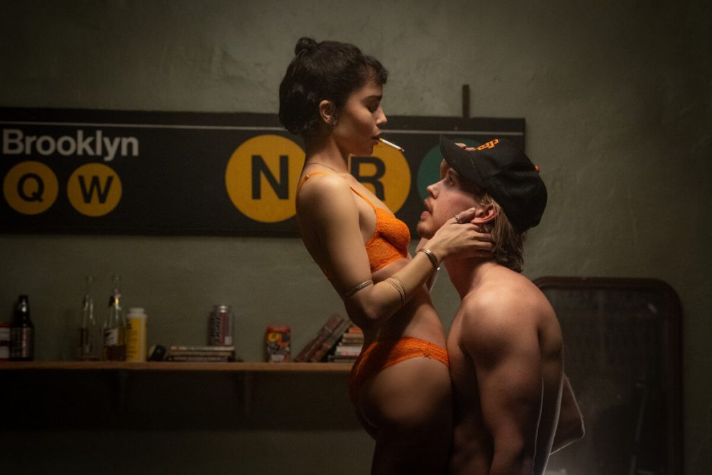 Zoë Kravitz Shines with Austin Butler in Electrifying Crime Thriller “Caught Stealing” — Now Showing in Cinemas 2 Kravitz Butler
